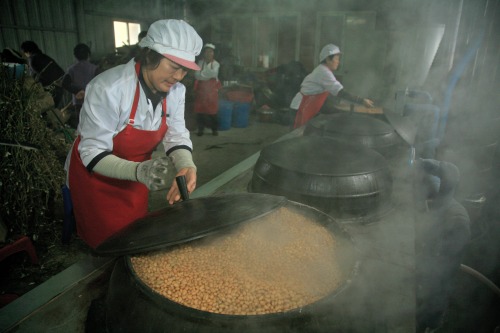 콩을 삶고 있는 아낙네 ⓒ 보성군