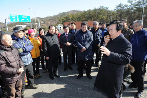  강운태 시장이 최근 문흥JC 녹지축 단절구간 현장을 찾아 연결방안에 대해 전문가들과 논의하고 있다.ⓒ광주광역시