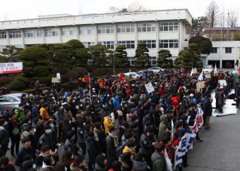  원광대 한의대 학생들이 모여 한방병원 중 일부를 양방과의 협진병원으로 통합하려는 학교법인측 방침을 성토하고 있다. ⓒ 원광대 한의대 재학생 제공 사진