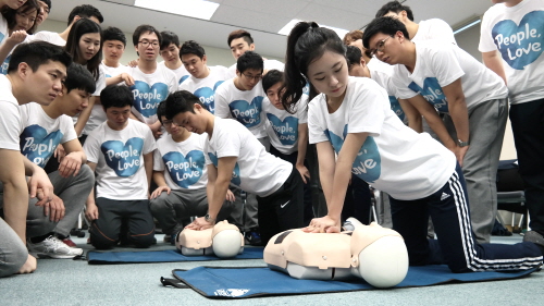  삼성생명 신입사원들이 경기도 용인시 기흥구에 위치한 직원 연수소에서 심폐소생술 교육 실습을 받고 있다. ⓒ 삼성생명