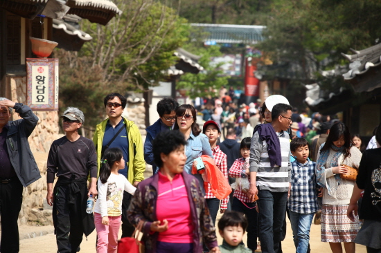  매년 수 많은 관광객들이 몰리는 문경전통찻사발축제는 문광부 선정 최우수 축제에서 한국 대표 축제로 나아가기 위한 도약을 마쳤다. ⓒ 문경시