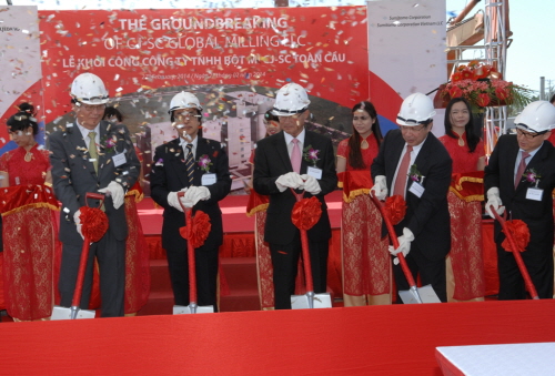  27일 베트남 남부 붕따우성 산업단지에서 CJ제일제당 제분공장 건립을 위한 기공식을 가졌다. 기공식에 CJ제일제당 김철하 대표이사(사진 왼쪽 첫번째)와 신이치 사사키(사진 왼쪽 두번째) 등 관계자들이 첫삽을 뜨고 있다. ⓒ CJ제일제당