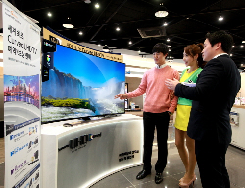  삼성 디지털프라자 직원이 강남본점에서 세계 최초 커브드 UHD TV의 국내 예약판매에 대해 소개하고 있다. ⓒ 삼성전자