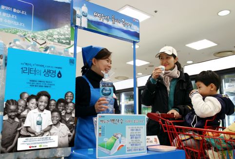  백두산 백산수 판매원이 소비자에게 '1리터의 생명' 캠페인 취지를 설명하고 있다. ⓒ 농심