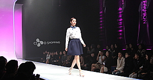  CJ오쇼핑은 9일 오후 5시20분부터 상품을 판매하지 않는 트렌디 패션쇼 방송 '오패션 페스티벌'을 진행한다. '오패션 페스티벌' 녹화 현장에서 모델이 최지형 디자이너의 '쟈니러브' 제품을 입고 워킹하고 있다. ⓒ CJ오쇼핑