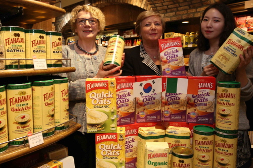  앙엘 오도노휴 대사(사진 왼쪽)과 프란시스 핏제랄드 아일랜드 장관(사진 가운데)이 '성 패트릭 데이'를 맞아 아일랜드 오트밀 '플라하반'을 소개하고 있다. ⓒ 현대백화점