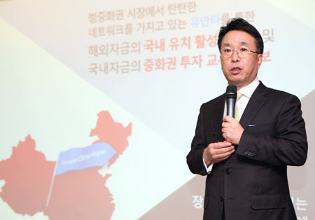 서명석 동양증권 대표가 18일 서울 여의도에서 열린 기자간담회에서 회사 매각 과정과 앞으로의 비전과 관련한 프레젠테이션을 진행했다. ＠동양증권