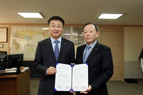  지난 18일 임단협 체결 뒤 포즈를 취하고 있는 CJ대한통운 신현재 대표(왼쪽)와 차진철 노조위원장. ⓒ CJ대한통운