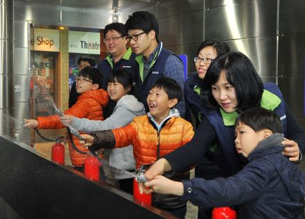  한국야쿠르트 경인지점 사랑의 손길펴기회원들이 18일 인천 향진원 어린이 20명과 함께 서울 보라매 안전체험관을 방문해 화재예방 체험을 하고 있다. ⓒ 한국야쿠르트