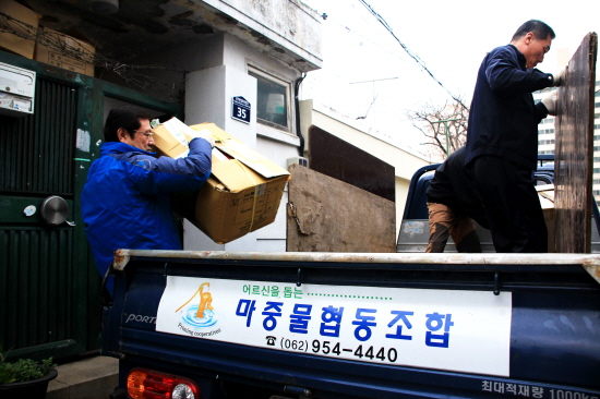 마중물협동조합원들과 폐지 수집을 함께한 이용섭 의원은 사회적기업과 협동조합에 대한 육성책을 통해 나눔과 보람이 꽃피는 광주건설을 약속했다. © 이용섭의원실