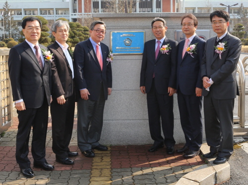  현판식에 참석한 김준기 KGC인삼공사 대표이사(사진 좌측 네번째)가 기념 촬영을 하고 있다. ⓒ KGC인삼공사