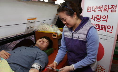  현대백화점 남녀 직원들이 캠페인 기간 동안 현대백화점 본사 부근에서 운영되는 헌혈 버스에서 헌혈 캠페인에 참여하고 있다. ⓒ 현대백화점