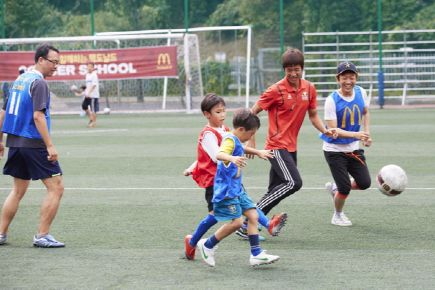  맥도날드가 지난해 첫 선을 보인 '아빠와 함께하는 축구 교실'은 체계적이고 재미있는 수업으로 부모와 어린이 참가자 모두에게 호응을 얻고 있다. ⓒ 맥도날드