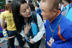  지난 26일 잠실 롯데월드에서 대우건설 임직원이 서울시 강동구 소재 사회복지시설 '우성원' 지적장애우들을 위한 봄소풍 봉사활동을 하고 있다. ⓒ 대우건설