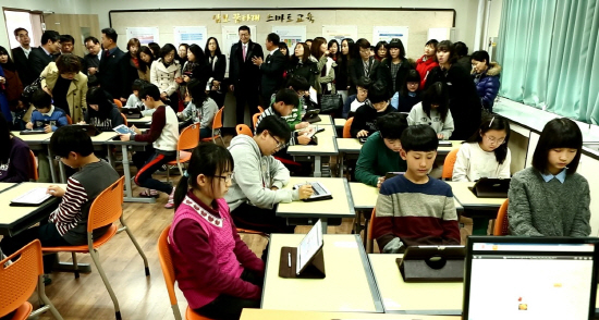  충북 삼보초등학교의 디지털 교과서 무선 교육 인프라 시연 장면. ⓒ 롯데정보통신