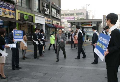 NH농협증권, NH-CA자산운용, NH농협캐피탈, NH농협선물 등 NH농협금융 자회사 직원들이 여의도 일대에서 '전자금융 사기예방을 위한 거리캠페인'을 실시하고 있다. ⓒ NH농협증권