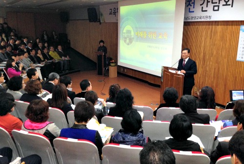 전남 교육에 대해 설명하고 있는 장만채 전남도교육감. = 장철호 기자