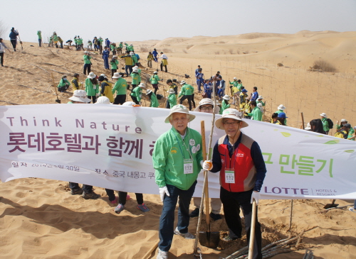  지난 31일 중국 내몽고 쿠부치 사막에서 송용덕 롯데호텔 대표이사(사진 우측)와 권병현 사단법인 미래숲 대표 및 관계자들이 사막화 방지를 위한 식수 활동을 펼치고 있다. ⓒ 롯데호텔