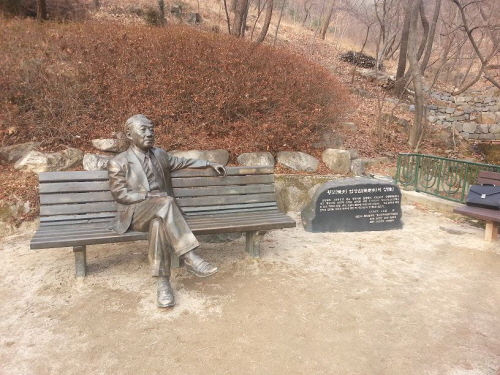  교보생명의 부지 제공으로 '횡보 염상섭의 상'이 서울 종로구 삼청공원에서 광화문 교보생명빌딩 앞으로 이전한다. ⓒ 교보생명