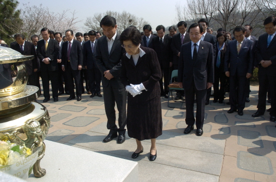 강운태 시장 재선 지지에 앞서 1일 이희호 여사, 권노갑 상임고문 등을 비롯한 동교동계 인사들과 함께 서울 동작동 현충원 고 김대중 대통령 묘소를 참배하고 있다.