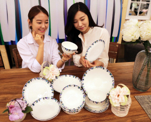  AK플라자 직원들이 하태임 작가, 한국도자기와 함께 제작한 한정판 다이닝 콜렉션을 선보이고 있다.  ⓒ 애경그룹