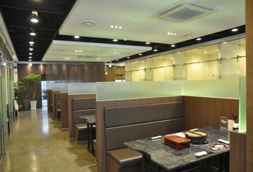  홀 좌석은 물론 양쪽 벽면의 프라이빗룸까지 다른 손님들의 방해를 받지 않고 느긋하게 식사를 즐길 수 있는 진상 청담점 매장.  = 정수지 기자