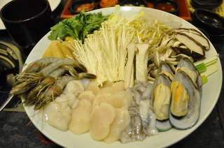  푸짐하게 준비된  '해물샤브 런치정식'의 해물과 야채. = 정수지 기자