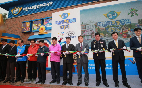  '로보카폴리 어린이 교통공원'은 지난 1998년 국내 최초로 설립된 교통공원인 '노원구 어린이 교통공원'을 민&middot;관이 협력해 리모델링한 것으로, △현대차 △노원구청 △안전생활실천시민연합 △로이비쥬얼이 참여했다. ⓒ 현대자동차