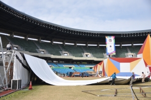  잠실 주 경기장에서 열린 디자인 올림픽 행사가 끝나고 남겨진 '탑폴린' 소재를 철거 업체에서 기증 받았다. ⓒ 리블랭크