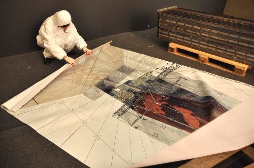  구매시점광고(POP) 후 남겨진 재료를 철거하고 있다. ⓒ 리블랭크