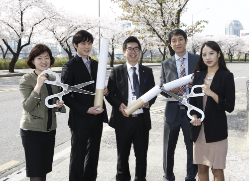  한화생명 임직원들이 금연프로그램을 시작하며 금연퍼포먼스를 펼치고 있다. ⓒ 한화생명