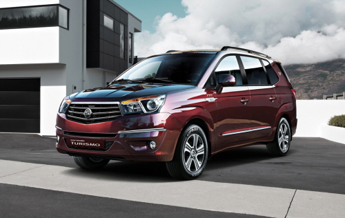  '2014 코란도 투리스모'는 주행 안정성과 실내 환경, 편의성 개선에 초점을 맞춰 운전자와 탑승객 만족도를 향상시켰다. ⓒ 쌍용자동차