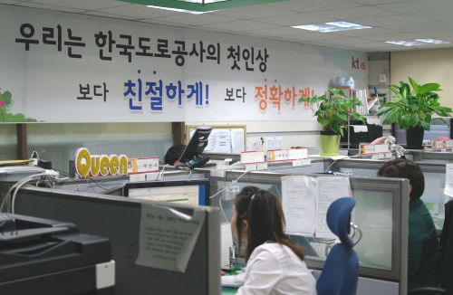 한국도로공사 콜센터 상담사들은 수시로 받는 교육 외에도 제도가 변경되는 부분 등 하루에 30분씩 정기적으로 교육받고 있다. = 하영인 기자