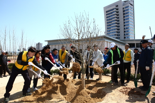  한국농어촌공사(사장 이상무)는 제69회 식목일을 맞아 임직원 및 (사)무궁화사랑 회원 등 100여명이 참석한 가운데 4일 오후 전남 나주시 금천면 광주&middot;전남공동혁신도시 신사옥 이전 부지에 한반도 모형의 무궁화동산을 조성하고 무궁화 700여 그루를 심었다. ⓒ한국농어촌공사 전남지역본부