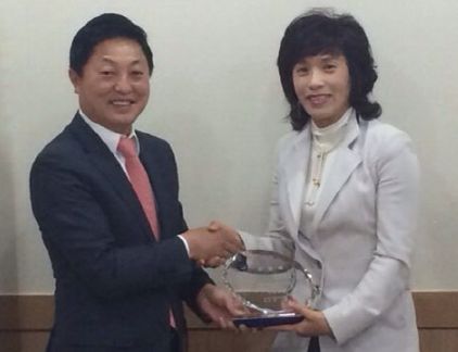  한국중고육상경기연맹 회장인 정한 치어스 대표(좌)가 부회장으로 임명된 임미숙 양키캔들 대표에게 임명패를 전달하고 있다. ⓒ 치어스