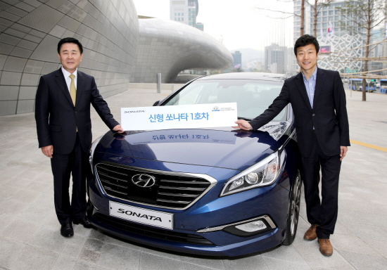  현대차는 신형 쏘나타 1호차의 주인공으로 사전계약 1호 고객인 서울디자인재단 전시본부에서 책임연구원으로 근무중인 강민호(43) 씨를 선정했다. Ⓒ 현대자동차