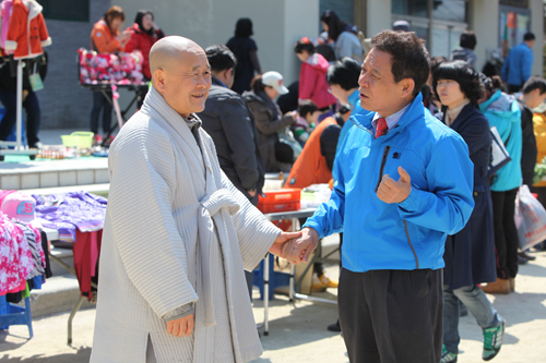  윤장현 전 새정치연합 공동위원장은 5일 오전 광주 무각사에서 열린 재활용장터 &lsquo;보물섬&rsquo;을 찾았다. ⓒ윤장현 선거준비 사무소