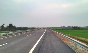  베트남 수도 하노이 노이바이와 중국 접경지역인 라오까이를 잇는 고속도로 A2, A3 구간 전경. ⓒ 포스코건설