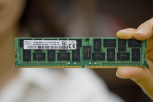  SK하이닉스가 세계 처음으로 128GB DDR4 모듈을 개발했다. ⓒ SK하이닉스