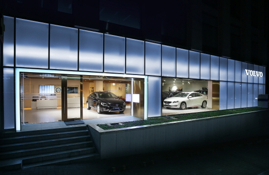 볼보자동차가 7일 오픈한 서초전시장은 연면적 318.3㎡ 규모로, 총 7대의 차량 전시가 가능하다. 서초동 수입차 거리에 위치해 교통이 편리하고 고객 접근성도 매우 뛰어나다. Ⓒ 볼보자동차코리아