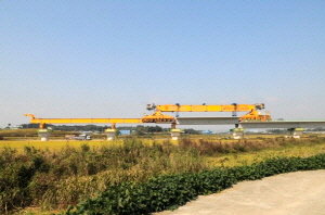  호남고속철도 3-1공구에 국내 최초로 '스페셜트롤리' 가설장비를 사용해 PSM공법을 적용하는 모습. ⓒ 동부건설