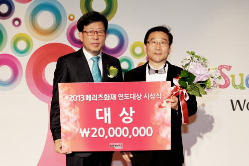  남재호 메리츠화재 사장(왼쪽)과 본상대상 대구지역단 김만호 FC가 연도대상 수상 기념 촬영을 하고 있다.  ⓒ 메리츠화재