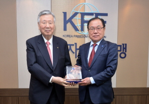  이중근 부영그룹 회장과 김명환 한국자유총연맹 회장이 감사패 전달을 마친 후 기념촬영을 하고 있다. ⓒ 부영그룹