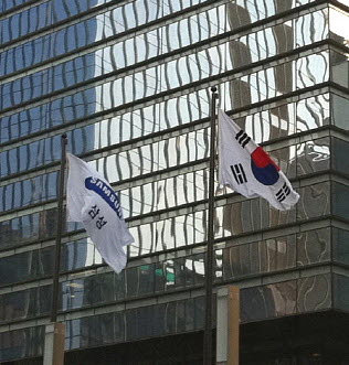  이건희 삼성전자 회장이 인도에서 제기된 소송으로 인해 출석하라는 명령을 받은 것으로 알려져 시선을 모았다. 인도 대법원이 다소 무리한 결정을 한 게 아니냐는 우려가 나오는 가운데, 이번 사건 여파로 해외 기업들의 인도 투자가 경색될 것이라는 우려도 나온다. 사진은 서초동 삼성 본관. ⓒ 프라임경제