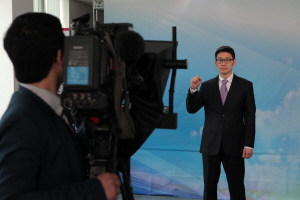  티브로드 직원들은 후보자 연설방송 리허설을 진행하고 있다. ⓒ 티브로드