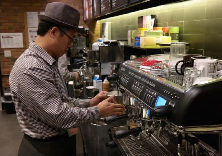  CJ푸드빌이 상생 아카데미를 통해 중장년층의 창업을 지원하고 있다. 아울러, 수료생을 대상으로 사후관리 프로그램인 경영자클럽을 운영, 창업 전 현장체험 기회를 제공하고 있다. ⓒ CJ푸드빌