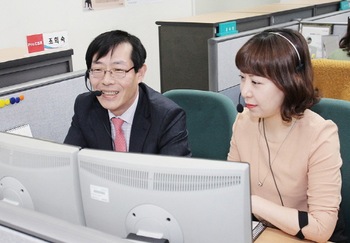  김 대표는 헤드셋을 쓰고 고객들의 민원을 직접 듣고 응답하는 시간을 가졌다. ⓒ 하나생명