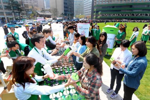  스타벅스는 15일 서울광장에서 일회용 종이컵 10개를 모아오는 선착순 500명에게 텀블러를 무료로 제공한다. ⓒ 스타벅스