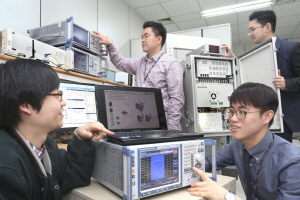  LG유플러스 관계자들이 광 중계기 설치에 따른 소비전력 감소 등을 시연하고 있다. ⓒ LG유플러스