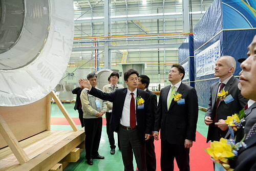  8일 열린 효성의 세계최대규모의 펌프시험센터 준공식에서 임우섭 굿스프링스 대표(왼쪽에서 첫번째)가 효성 조현준 전략본부장(왼쪽에서 두번째)과 독일 지멘스의 아벨 설계담당 이사(오른쪽에서 두번째) 등에게 펌프시험설비에 대해 설명하고 있다. ⓒ 효성